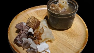 原盅燉花膠猴頭菇黑毛豚肉湯